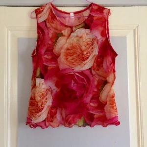 - 🌺Toppen för festliga tillfällen eller hela sommaren ut!🌺  • Storlek: 46/48, L. Snygg oversized på mindre personer • Märke: Okänt • Material: 100% polyester  • Skick: Knappt använd, fint skick! • Övrigt: Inga skavanker upptäckta • Frakt: 7kr