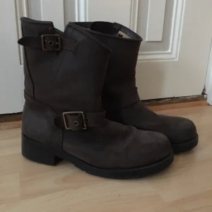  - Mörkbruna mellanhöga Johnny Bulls. Behöver nya sulor. Ytterligare slitningar inuti. 