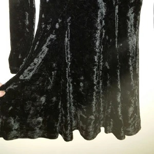  - Sammetsklänning från Monki i stlk XS-S. stretchig. tight uppe och lite ~volangig~/vidare kjol