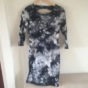  - Aldrig använd klänning från monki. 99% bomull lite tjockare tyg