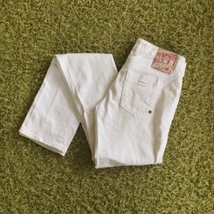  - Smala snygga jeans från Miss Sixty. Storlek 25, långa i benen (antagligen 34 i längd), modell Eden, ganska låga i midjan, måttligt använda.