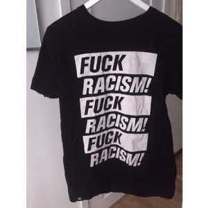  - Riktigt snygg t-shirt med bra budskap! Använd men fortf i riktigt bra skick. 
