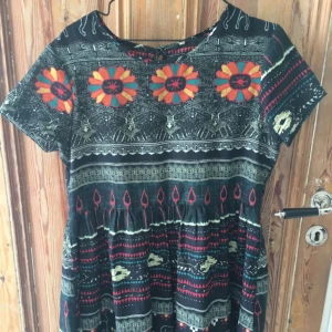  - Svinsnygg mönstrad klänning från Urban Outfitters, den är gjord i tunt tyg🌻