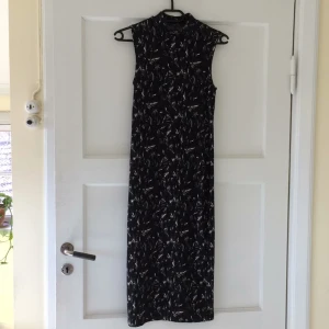  - Stretchig poloklänning med mönster från Monki. Skön och smickrande!