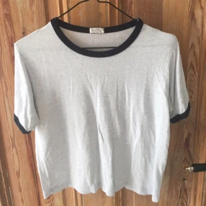  - Jättemysig t-shirt från Brandy Melville, ljusblå med tunna ränder i🌻  🗯 köparen står för frakten eller mötes upp i Stockholm 