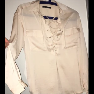  - Slutsåld topp i 36. Har en vit/beige färg. 
Den är använd vid 1-2 tillfällen! 