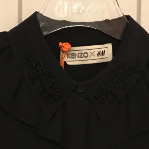  - Svart skjorta från Kenzo X H&M 
Storlek 38
Kan mötas upp vid TC
Kan skicka via post
