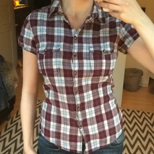  - Kortärmad skjorta från HM L.O.G.G. Två fickor och ganska figursydd. Skön att ha på sig och fin till svarta byxor. Köparen betalar frakt!