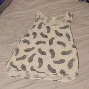  - Jättefint linne med fjädrar som är i fint skick. Strl 38 men passar även mig som är 36. Beror på hur man vill att den skall sitta.

Jag kan frakta eller mötas upp. Vid frakt står köparen för porto. 
Pris kan diskuteras vid snabb affär.

