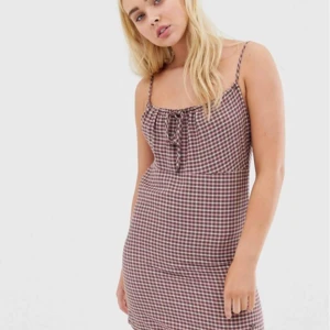  - Helt oanvänd klänning från pull&bear, beställde fel storlek därför säljer jag. Jättefin i bomull, superskön! Frakt 50kr