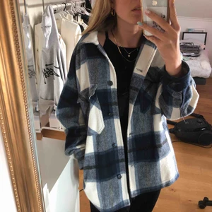  - Fin tunn Rutig jacka från Zara, använd ett fåtal gånger.