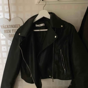  - Kortare skinn jacka ifrån mango. Säljer för den kommer inte till användning. Köparen står för frakt