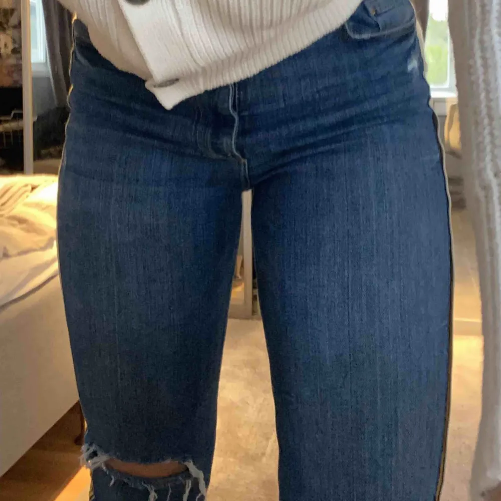 Ett par byxor från Zara som är i storlek 38/M💕 jag har XS/S och dem passar mig utmärkt. Byxorna har två gula ränder på sidan. Kunden betalar för frakten💕 . Jeans & Byxor.