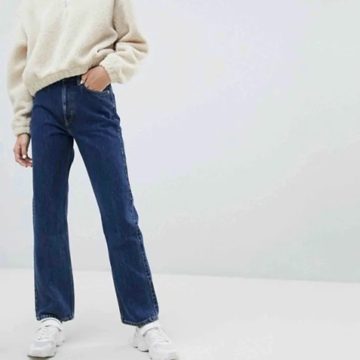 Så fina jeans från weekday, de är i modellen row och är i storlek 24/30. De är i nysick, köparen står för frakten🥰🥰. Jeans & Byxor.