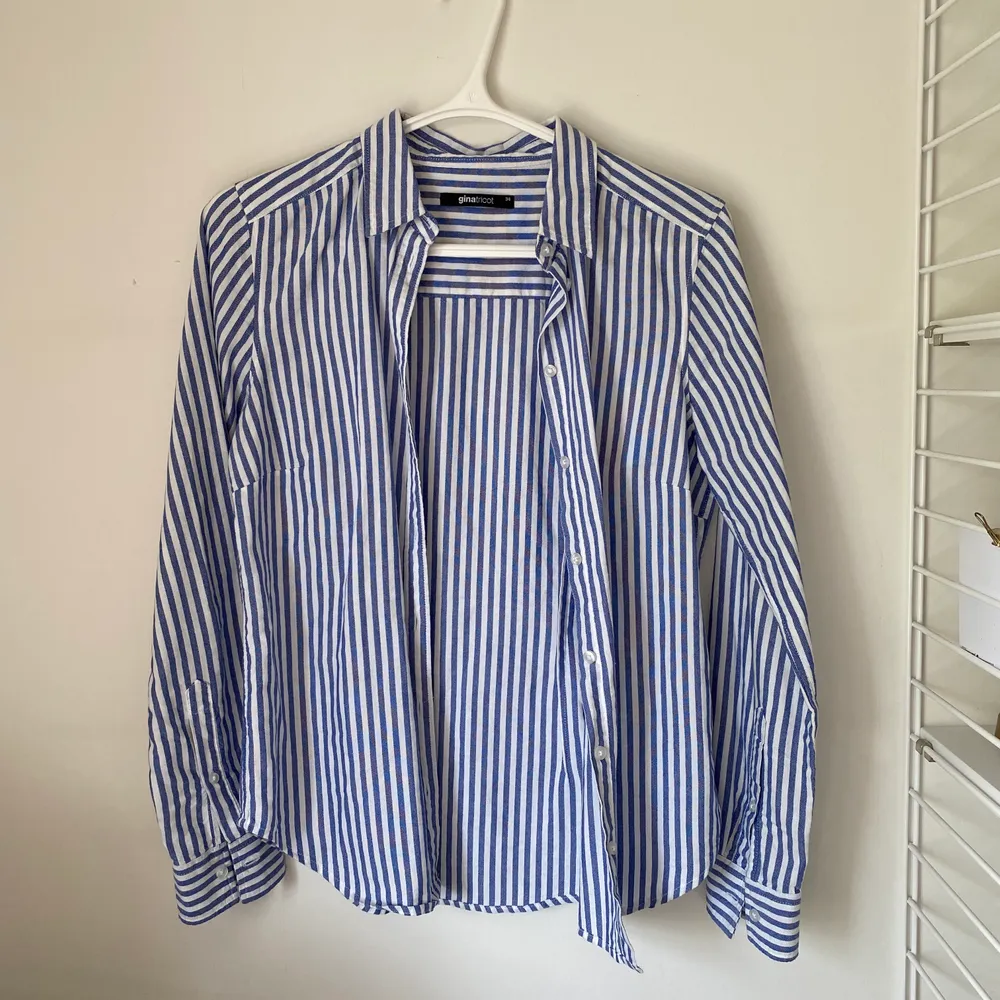 Snygg randig bomullsskjorta från Gina som passar perfekt nu till sommaren. Använd ett fåtal gånger. Inklusive frakt🥰. Skjortor.