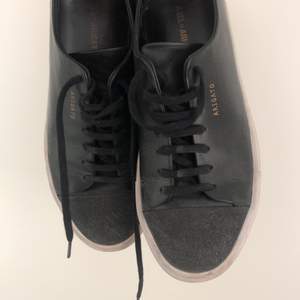Skitsnygga arigato sneakers med svart glitter på cap-toen. Endast lite smutsiga, vilket går att åtgärda enkelt. Knappt använda då de är lite för stora för mig. Köpta för 1800kr