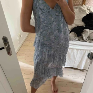  - Fin sommarklänning men tyvärr aldrig använd då den är lite stor för mig... strl 38. Frakt tillkommer eller upphämtning i Borås 