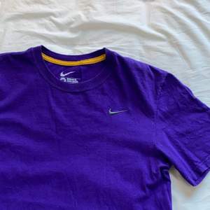 säljer min fina nike t-shirt i mörklila färg då jag inte får användning för den längre ): köpt från beyond retro och superskön👍👍fraktar