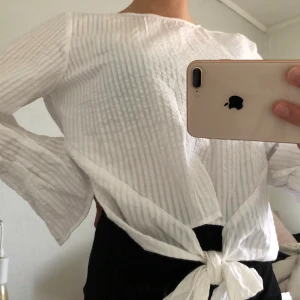 Blus - Jättefin blus från H&M🤩 HELT NY med alla lappar kvar! storlek 40 men är mer som 36/38!!