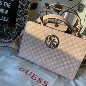  - Guess väska, aldrig använd och har etikett på.  Köpt för 1499kr Frakt ingår. 