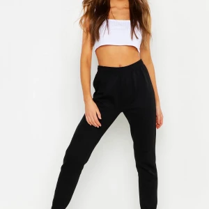 Joggers från BOOHOO - Säljer dessa svarta, sjukt sköna basic joggers ifrån BOOHOO då dom är för små för mig. Aldrig använda endast testade. Storlek 38! Köparen står för frakt. 