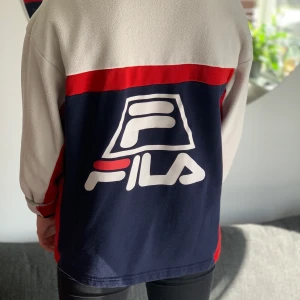 FILA JACKA - SCHNYGG POLOTRÖJA FRÅN FILA - LÅT OSS ALDRIG VILA? Köpt här på plick - den kan bli din med ett klick? 
