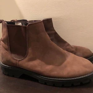 Skor - Bruna skor, frakt 88kr då det är skor och väger lite mer och kräver ett större paket🚚