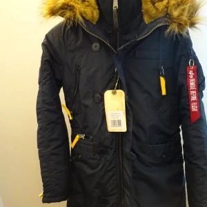 Alpha Industries Jacka  - DamJacka i Nyskick . Aldrig Använd. Storlek XS Modell : PPS N3B Wmn Jacket Rep Blue