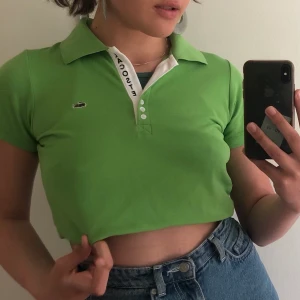 Grön Lacoste topp  - Super fin vintage grön Lacoste topp med krage 💫 kan ha den cropped (bild 1+2) eller som vanligt (bild 3)! Är i ny skick och aldrig använt ✨