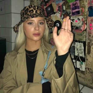  - Sååå snygg buckethat köpt i Berlin inne på Mango