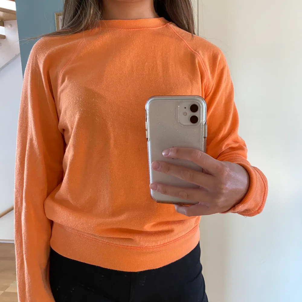 Skön orange tröja från Forever 21 i strl S. Ganska tunn i materialet. Är liiiite mer åt det ljusa hållet i färgen som på bild 3. Använd ett par gånger men i fint skick! Kan mötas upp i Malmö annars kostar frakten 55 kr.. Tröjor & Koftor.