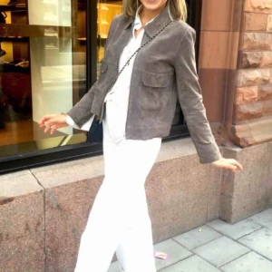  - Superfin grå/beige mocka jacka från mango, har haft den i ca ett år men den är inte mycket använd! 