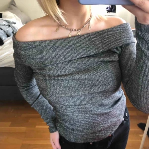  - En grå off shoulder tröja. Super enkel, somrig och snygg. Klär gärna till långkjol och silver smycken. Klä upp med halsband. 🥰🛍💗🥳🤗