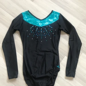gymnastikdräkt storlek XS/S - använd endast 1 gång, så mycket fint skick. stretchigt material. sitter som en storlek xs.