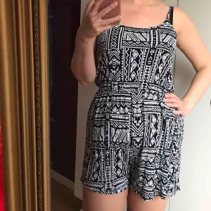  - Jumpsuit, oanvänd. Lite stretch.   Betala med swish!  Frakt 45 kr. Samfraktar om du köper något annat av mig. 
