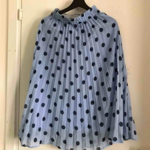  - En jättefin kjol från Monki! Storlek xs men har sytt upp den och lagt in en extra resår i midjan så nu mer en xxs Resåren går självklart att ta bort 