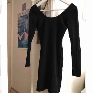  - En figurnära svart klänning med djup rygg. Så läcker verkligen och perfekt för både vardag och fest! 