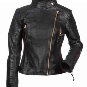  - Intressekoll funderar på att sälja min primeboots skinjacka då den inte kommer till användning längre, storlek 36 med gulddetaljer🌸 