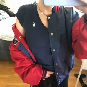  - Marin blå t-shirt från Polo Ralph Lauren. Sitter åt lite å ger en fin figur. Neutral å passar till allt. Gillar att matcha med en collegejacka för lite färg 🎨 🥳