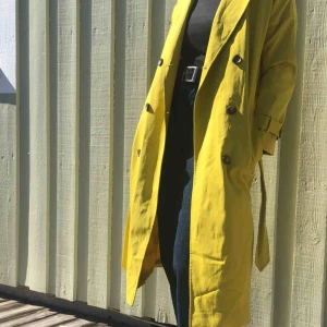  - Superhärlig lång kappa inköpt från Nelly för drygt 1 år sedan. Använd ett fåtal gånger så är i princip som ny! Köpare står för frakten eller mötas upp i Göteborg :) 