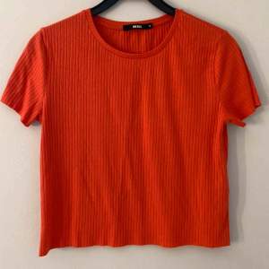 Orange tröja från bikbok i storlek M. 100kr inklusive frakt 