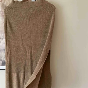  - En snygg och så skön stickad kjol. Eventuell frakt tillkommer.