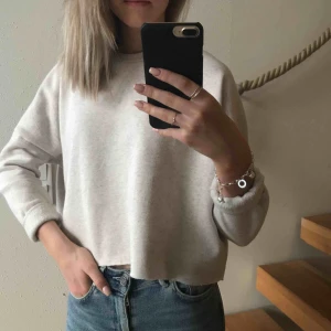  - Ljusbeige sweatshirt från primemark/London, knappt använd. Frakt tillkommer 