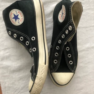Converse - Använda men i bra skick, förutom skosnörena som gått sönder och har slängts. Lite därför de låga priset. Kan gå ner i pris vid snabb affär! Köparen står för frakten. Innermått 22cm, säljs åt en bekant!