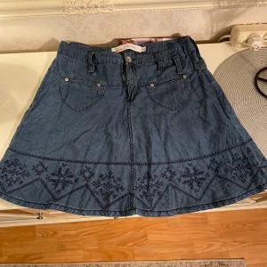 Kjol med mönster  - Säljer denna superfina kjol pga den är lite för stor för mig! Frakt 44kr, om fler är intresserade blir de budgivning💓