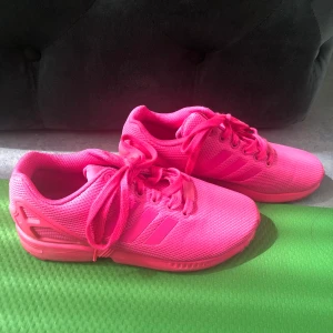 Adidas zx flux rosa slutsålda 38 - Använda en gång de är som nya.. adidas zx flux . Stl 38