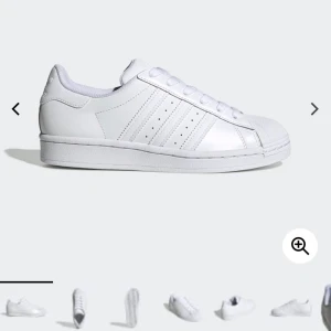 Adidas superstars - Säljer dessa jättefina adidas skor eftersom de aldrig har kommit till användning. Skriv för mer bilder. Kan mötas upp i Stockholm eller skickas, men då står du såklart för frakten 🥰