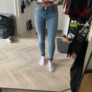 True Religion Jeans - True Religion Mid-rise skinny jeans ”Jennie curvy” den True Religion. Nypris: 1900kr, använda 1 gång. Nyskick. USA strl 26, passar mig som har 34/36