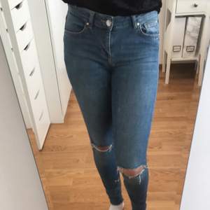 Jeans i storlek 36 från Gina tricot✨ tajta och lågmidjade med hål på knäna⚡️ 