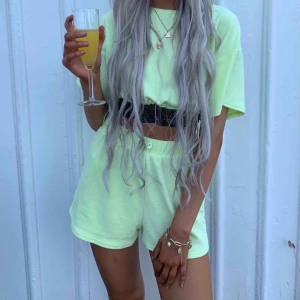  - Säljer detta supersnygga set från asos! Passar perfekt till festivaler!! 